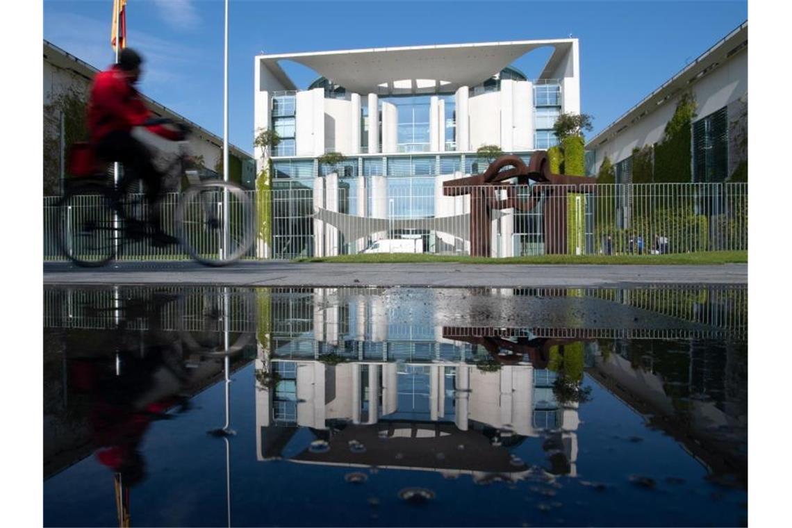 Bund setzt auf Wandel der Autobranche Zur Zukunft der deutschen Autoindustrie treffen sich Automanager, mehrere Minister, die Spitzen von Union und SPD mit Kanzlerin Merkel im Kanzleramt. Foto: Ralf Hirschberger