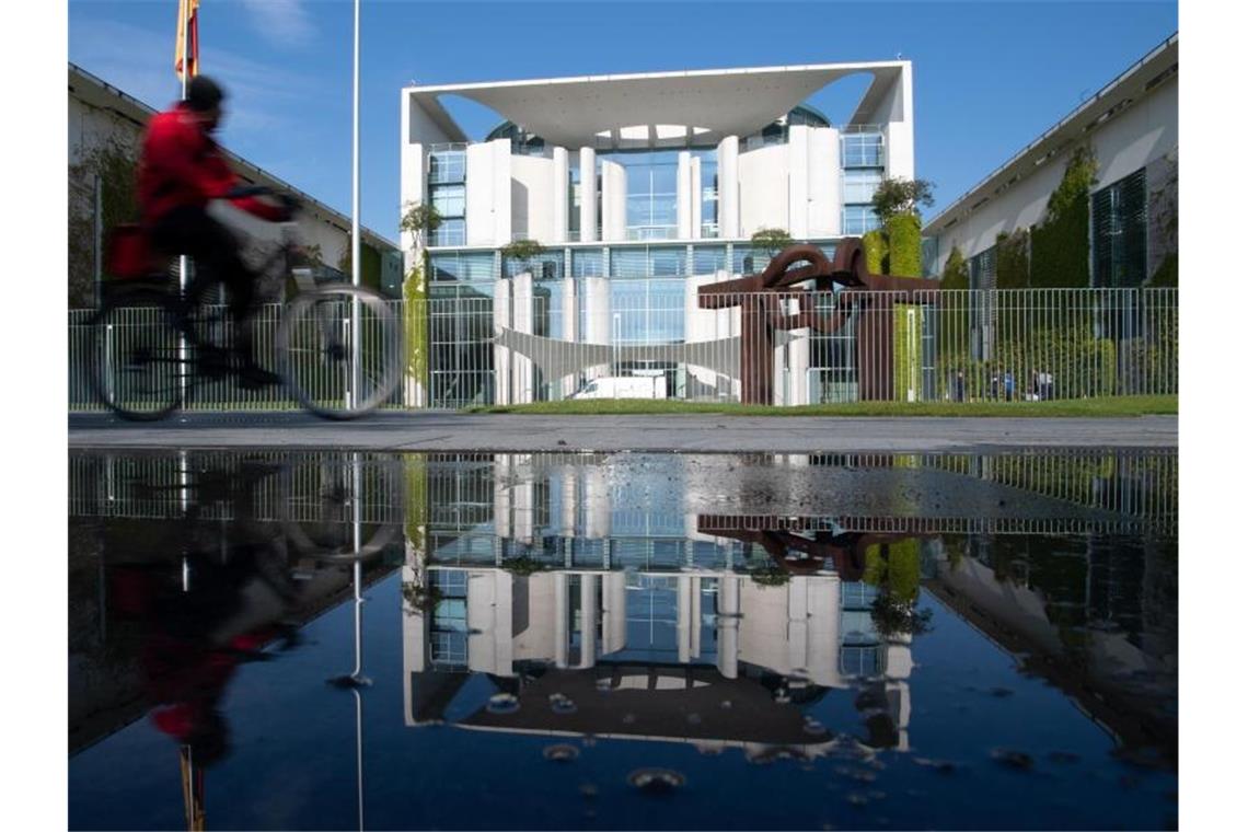 Zur Zukunft der deutschen Autoindustrie treffen sich Automanager, mehrere Minister, die Spitzen von Union und SPD mit Kanzlerin Merkel im Kanzleramt. Foto: Ralf Hirschberger