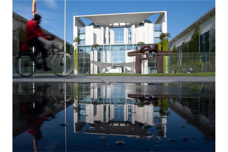 Zur Zukunft der deutschen Autoindustrie treffen sich Automanager, mehrere Minister, die Spitzen von Union und SPD mit Kanzlerin Merkel im Kanzleramt. Foto: Ralf Hirschberger