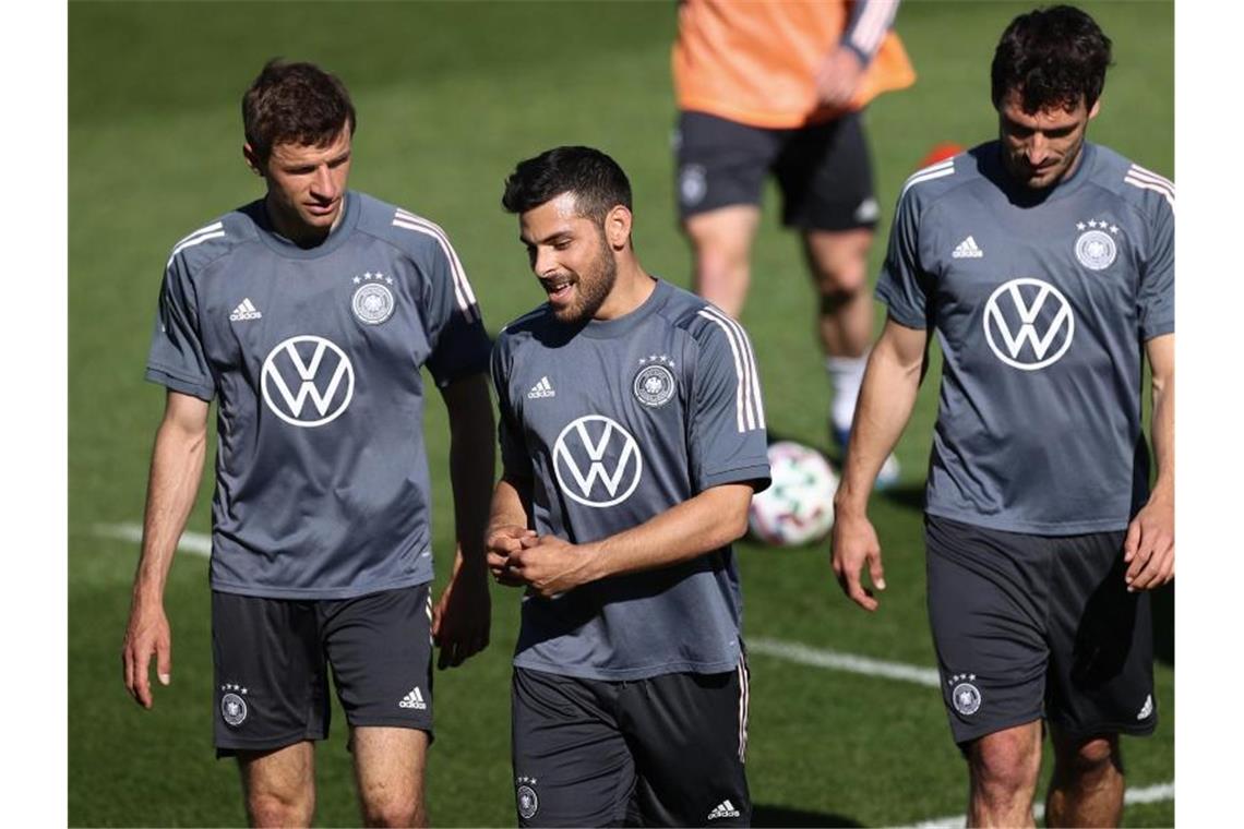 Zurück beim DFB-Team: Thomas Müller (l),Kevin Volland und Mats Hummels (r) beim ersten Training in Seefeld. Foto: Christian Charisius/dpa