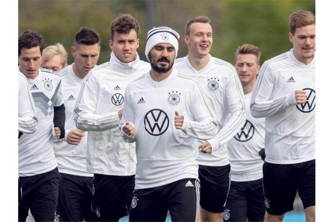 Zurück im DFB-Training: Ilkay Gündogan (M). Foto: Bernd Thissen/dpa
