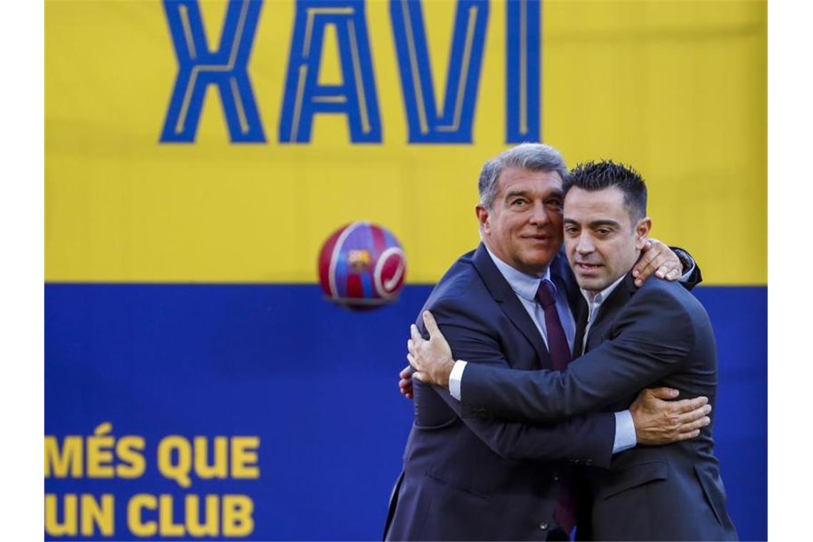 Zurück in Barcelona: Xavi Hernandez (r) wird von Barça-Präsident Joan Laporta empfangen. Foto: Joan Monfort/AP/dpa