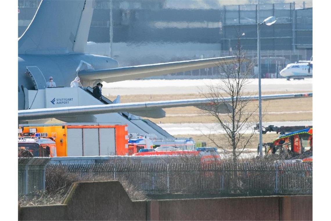 Erneut China-Rückkehrer in Deutschland gelandet Zurück in der Heimat: Rückkehrer aus der chinesischen Millionenmetropole Wuhan steigen in Stuttgart aus dem Flugzeug. Foto: Sebastian Gollnow/dpa