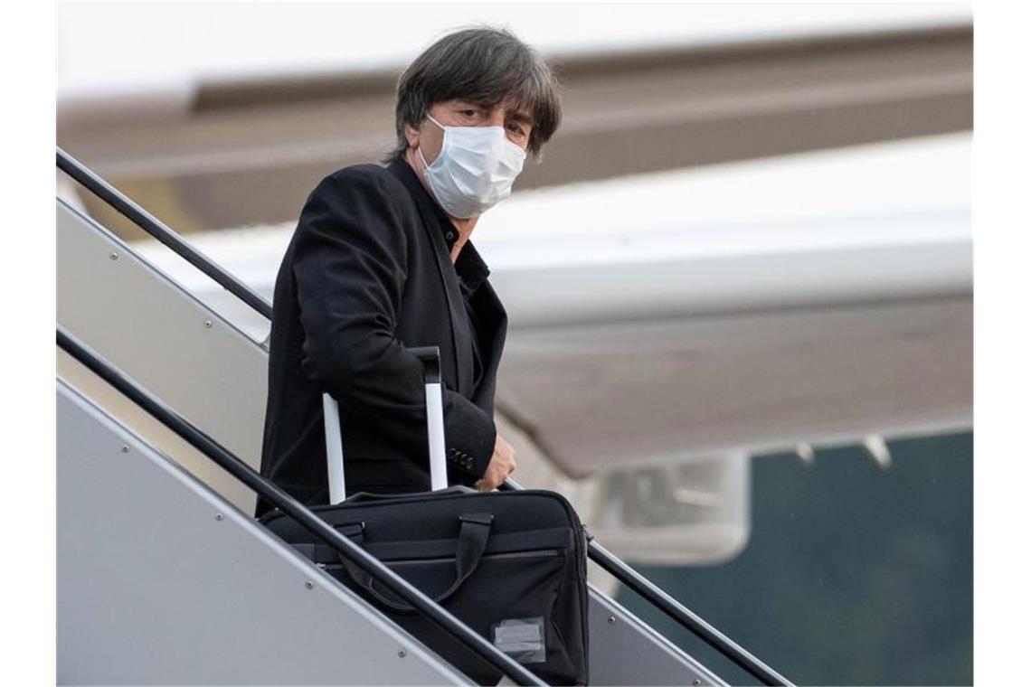 Zurück in Deutschland: Bundestrainer Joachim Löw bei der Ankunft der DFB-Equipe in Nürnberg. Foto: Daniel Karmann/dpa