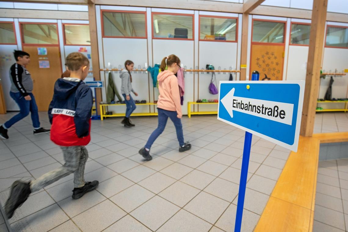 Zurück in die Schule ging es für Kinder der 1. und 4. Klasse der Grundschule Burgstall. Und das natürlich mit vielen Regeln. Foto: A. Becher