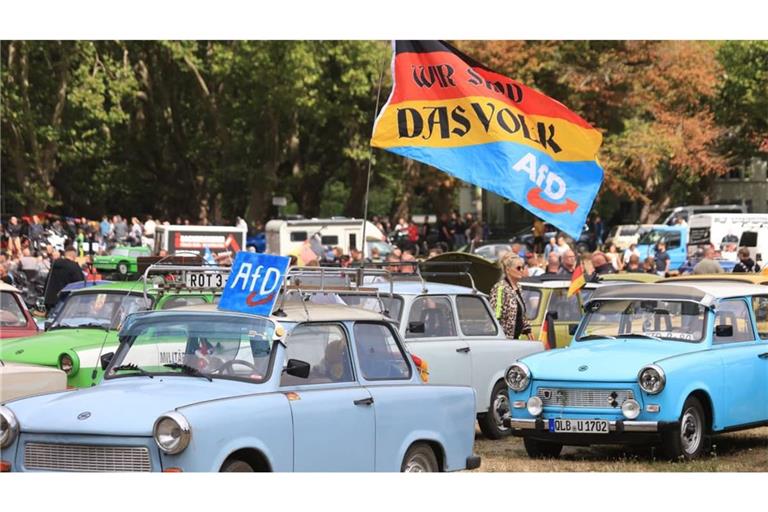 Zurück in die Vergangenheit? Im Wahlkampf lud Sachsen-Anhalts AfD-Spitzenkandidat Siegmund zu einer Ausfahrt mit Simson-Mopeds nach Quedlinburg ein. Trabis und „das Volk“ waren auch da.