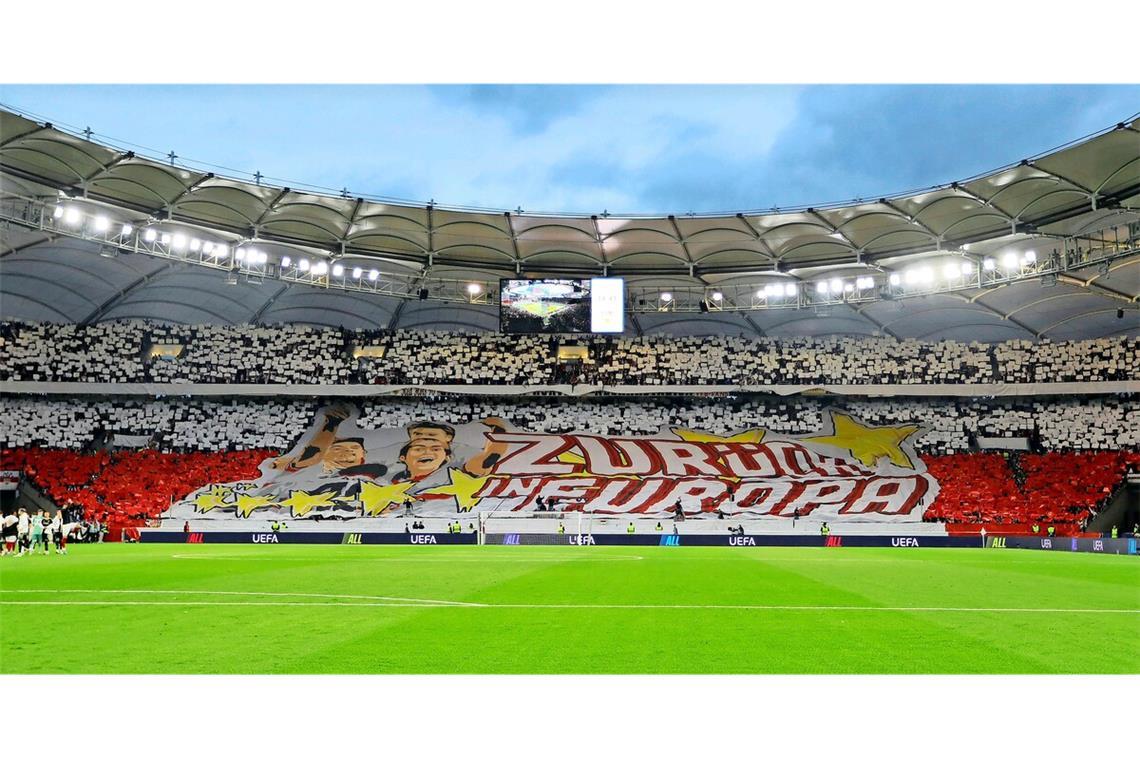 Das erste Finale „Zurück in Europa“ – mit dieser riesigen Choreografie empfingen die VfB-Fans ihre Mannschaft zum ersten Champions-League-Heimspiel nach 14 Jahren in der MHP-Arena.
Foto: imago/Rudel