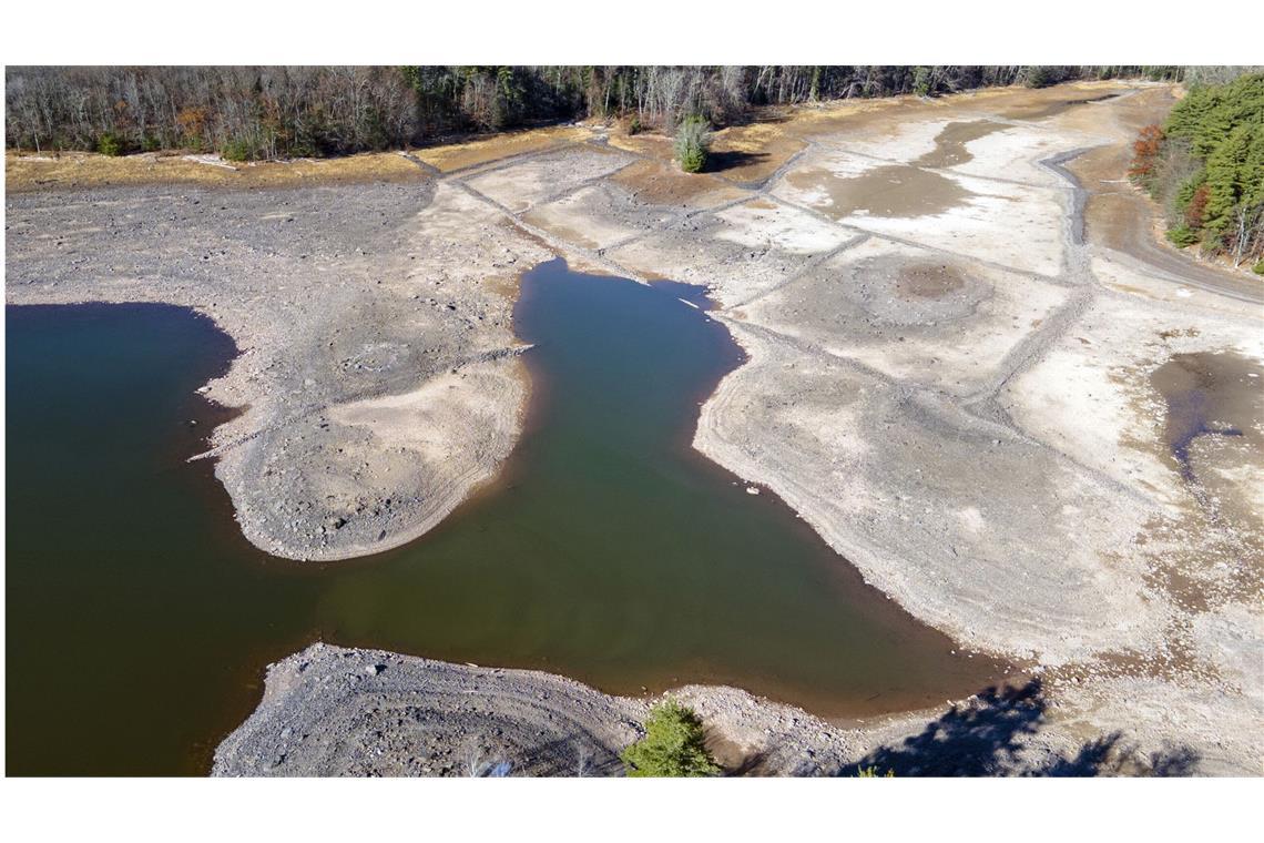 So warm war es noch nie in der Menschheitsgeschichte wie 2024 Zurückgehendes Wasser aufgrund einer Dürre legt das Seebett des Ashokan Reservoirs in Ulster County in den USA frei.