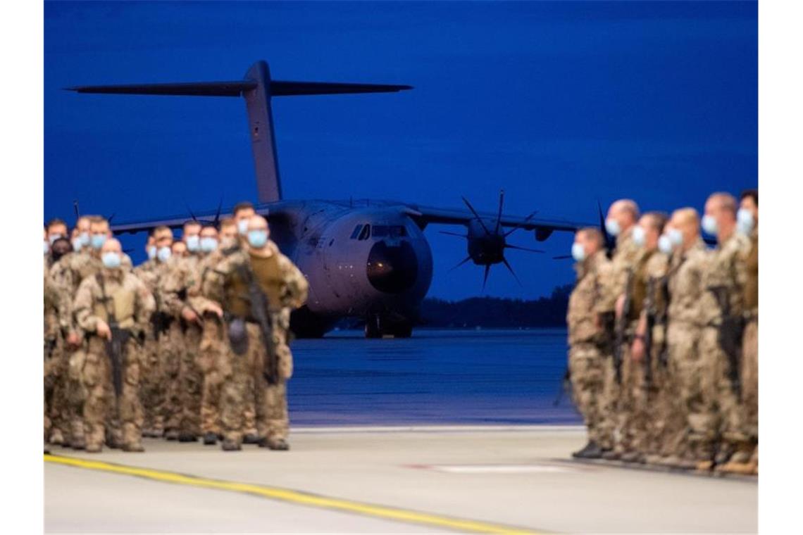 Zurückgekehrte Soldaten bei einem Appell in einem Hangar auf dem niedersächsischen Stützpunkt Wunstorf. Foto: Daniel Reinhardt/dpa