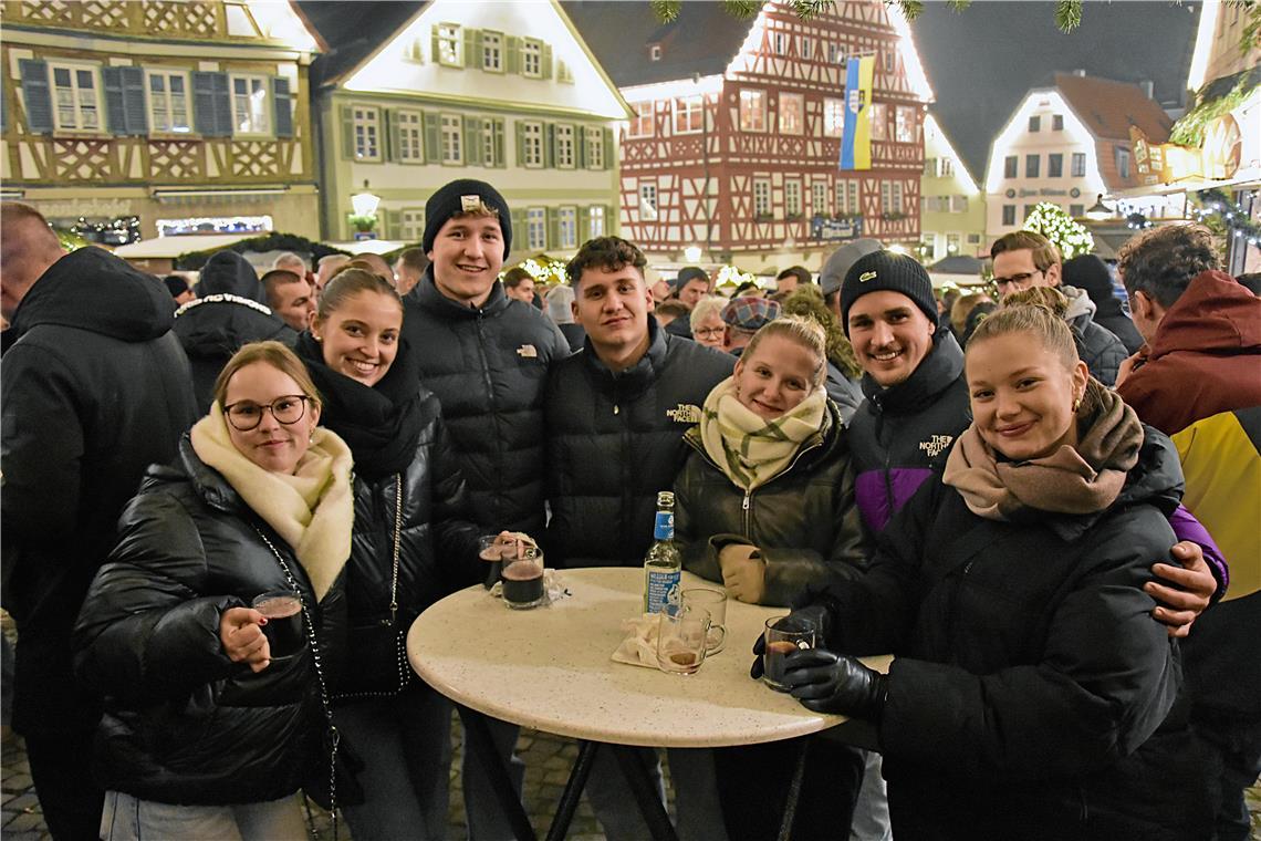 Zusammen auf dem Weihnachtsmarkt in Stimmung kommen. Weihnachtsmarkt in Backnang...