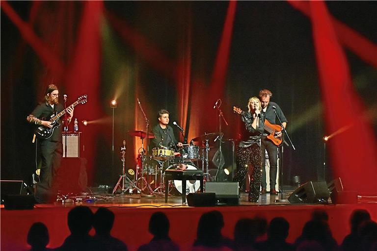 Zusammen mit den Rocketeers aus den Niederlanden bietet Lucy Woodward eine abwechslungsreiche Show. Fotos: Tobias Sellmaier