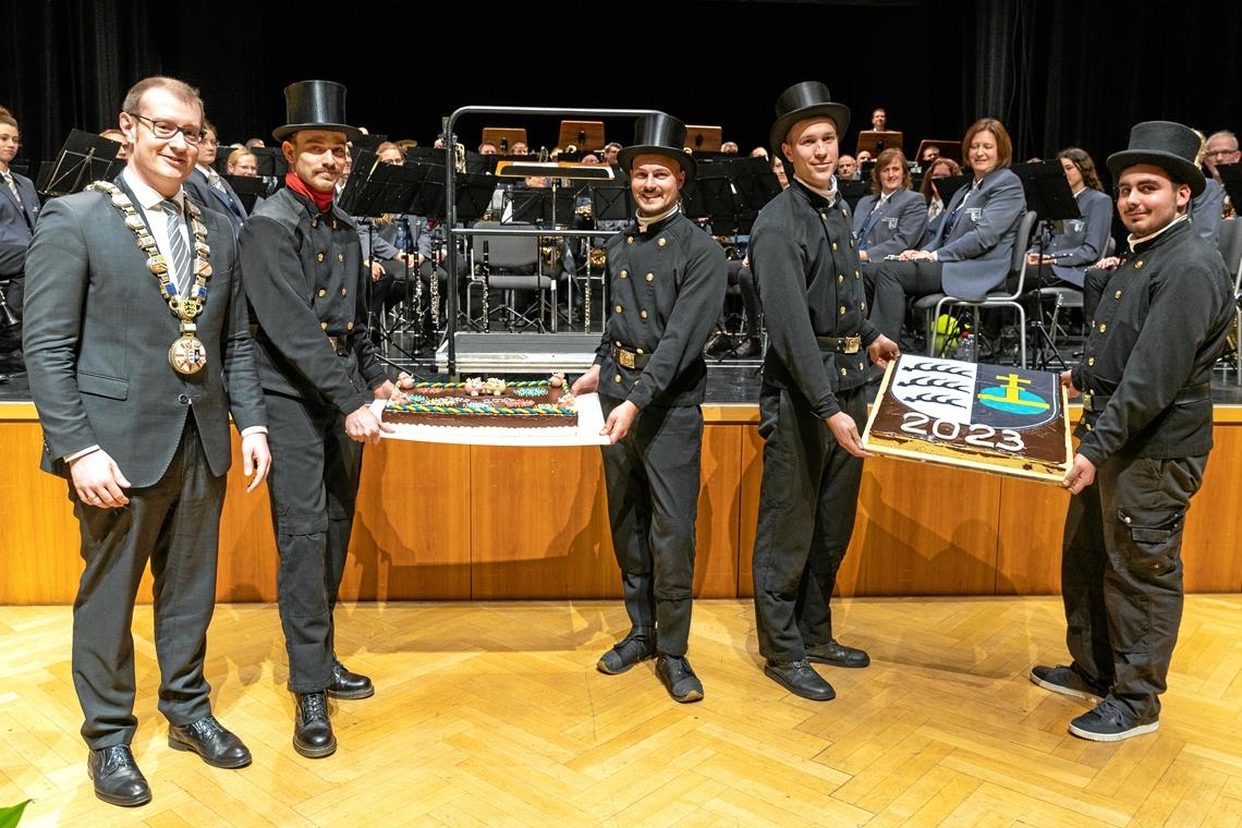 Backnanger Neujahrsempfang: OB Friedrich mahnt zum Zusammenhalt Zusammen mit den Schornsteinfegern präsentiert OB Maximilian Friedrich die Neujahrstorten.