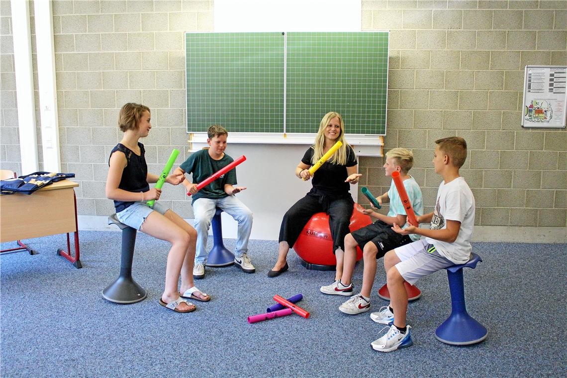 Weissacher Schüler posieren für Werbefotos Zusammen mit ihrer Lehrerin Stefanie Heinrich sitzen die Siebtklässler auf Bewegungssitzen und machen mit „Boom-Boom-Heulschläuchen“ handgemachte Musik.
