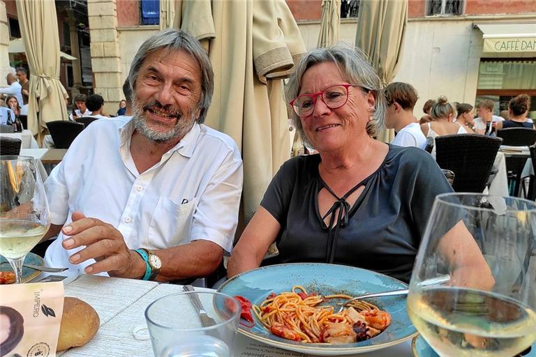 Zusammen mit seiner Frau Irmgard Hestler genießt Jürgen Hestler wenige Tage vor seinem Geburtstag das Essen im Italienurlaub. Foto: privat