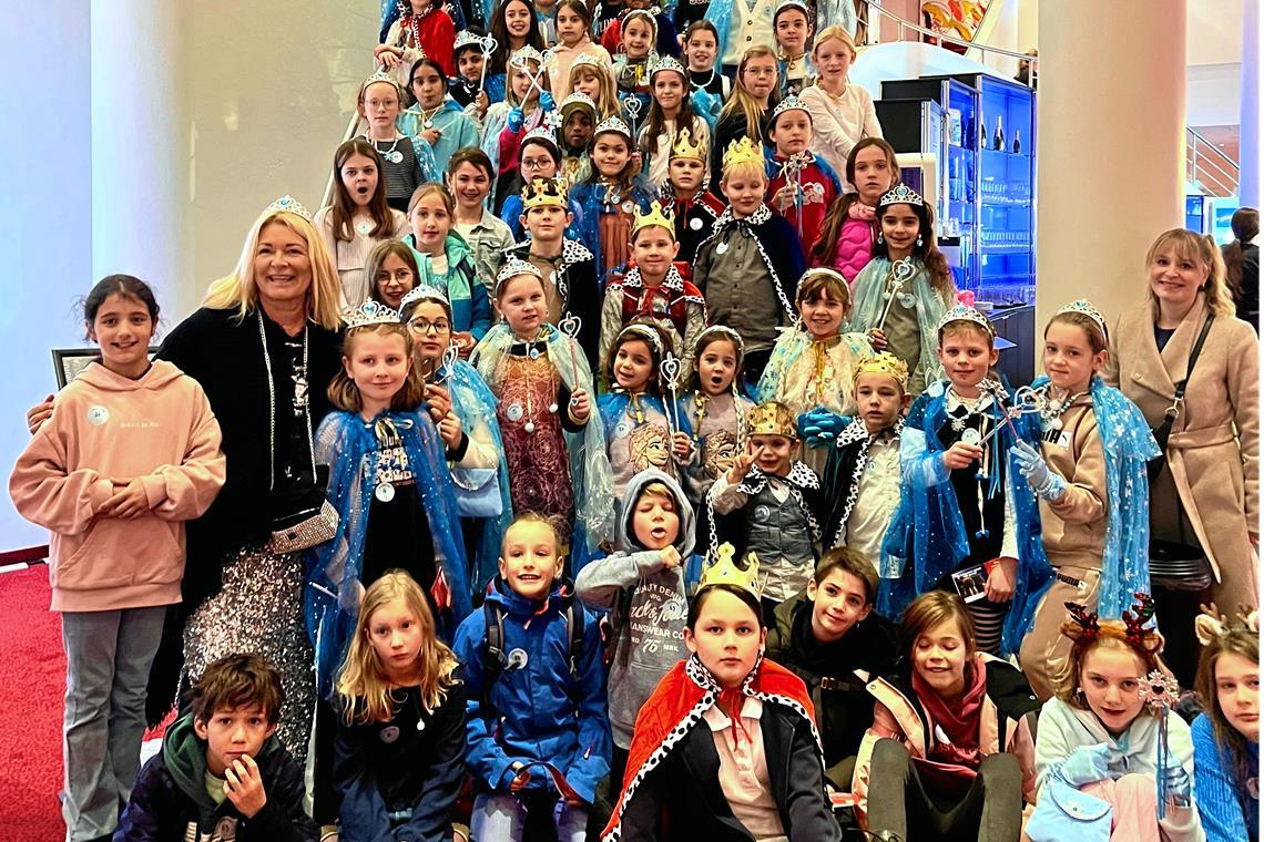 Königlicher Abschluss für Backnanger Grundschüler beim Musical Zusammen mit Stuttgarts „First Lady“ Gudrun Weichselgartner-Nopper (Zweite von links) dürfen sich Kinder aus Backnang wie Eisköniginnen und -könige fühlen. Foto: Milka Bariotis