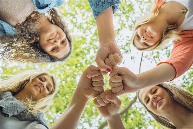 Zusammen statt gegeneinander: Die Selbsthilfegruppe versteht sich als Möglichkeit für Frauen, sich mitzuteilen und sich nicht für die eigenen Gedanken schämen zu müssen. Aus der aktiven Auszeit soll jede gestärkt hervorgehen. Foto: Adobe Stock/DDRockstar