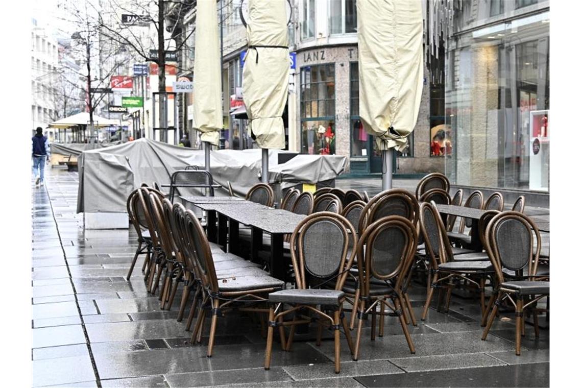 Zusammengestellte Tische und Stühle stehen in einer Fußgängerzone Wiens. (Archivbild). Foto: Hans Punz/APA/dpa