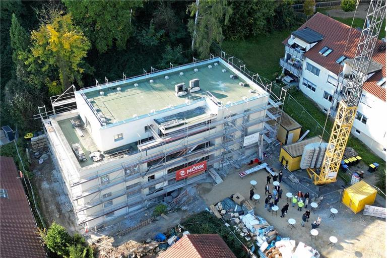 Zusammenkunft beim Richtfest für das Objekt Mühlstraße 7/1. Foto: Stadt Backnang