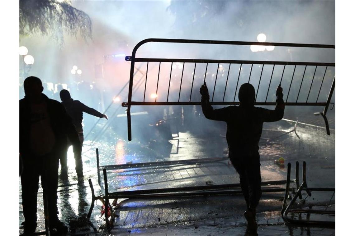 EU-Kommission empfiehlt Beitrittsgespräche mit Balkanstaaten Zusammenstöße in Tirana: Die albanische Opposition wirft der regierenden Sozialistischen Partei (PS) und ihrem Ministerpräsidenten Rama Wahlbetrug und Korruption vor. Visar Kryeziu/AP Foto: Visar Kryeziu