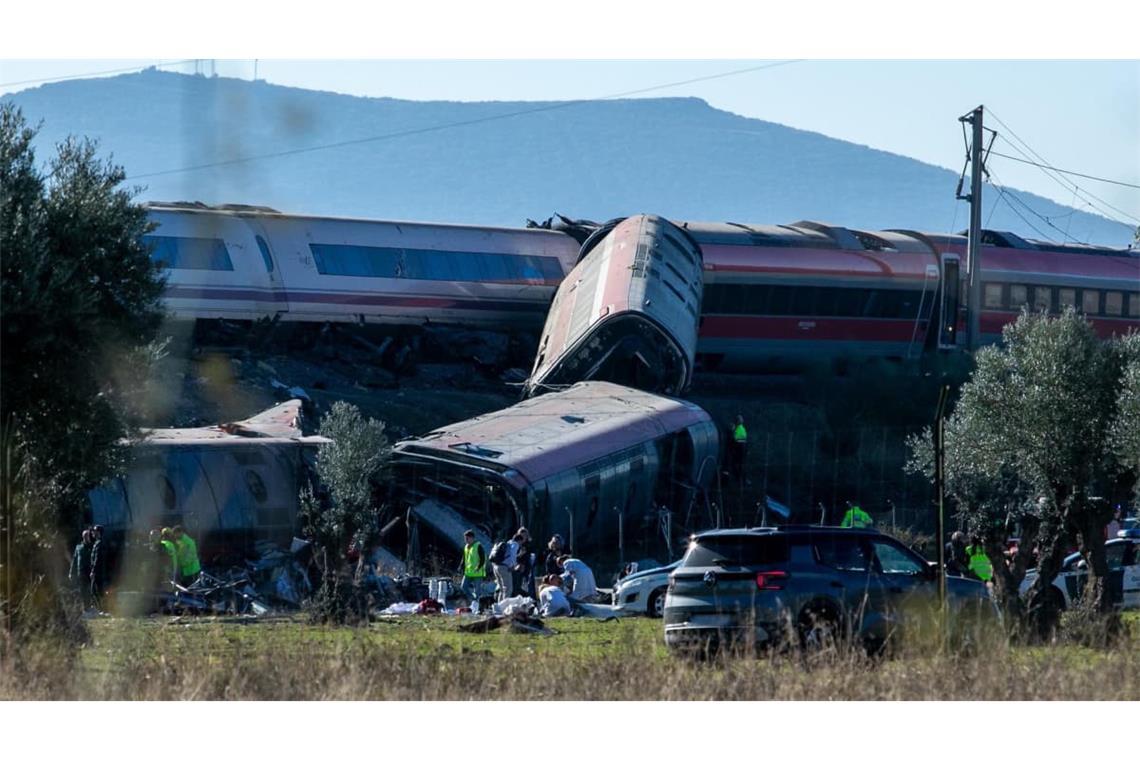 Zusammenstoß zweier Züge in Spanien: Rettungskräfte sind am Unfallort im Einsatz. Zwei&nbsp;Züge stießen am Bahnhof der Stadt Urda in der Provinz Toledo zusammen. Es soll Dutzende Tote geben.