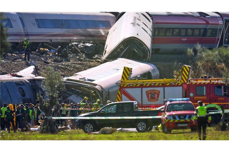 Zusammenstoß zweier Züge in Spanien: Rettungskräfte sind am Unfallort einer Kollision zwischen zwei Zügen im Einsatz. Die Hochgeschwindigkeitszüge sind rund 130 Kilometer südlich von Madrid zusammengestoßen - es gibt Dutzende Tote.