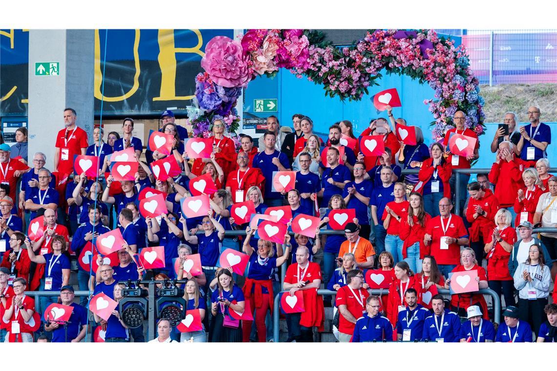 Zuschauer auf der Tribüne bei der Eröffnungsfeier der Special Olympics Nationalen Spiele Saarland 2026 im Ludwigsparkstadion.
