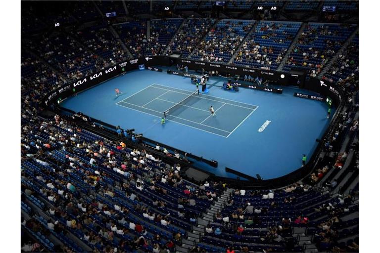 Zuschauer bei den Australian Open - in den nächsten fünf Tagen müssen Fans vor dem Fernseher mitfiebern. Foto: Dean Lewins/AAP/dpa