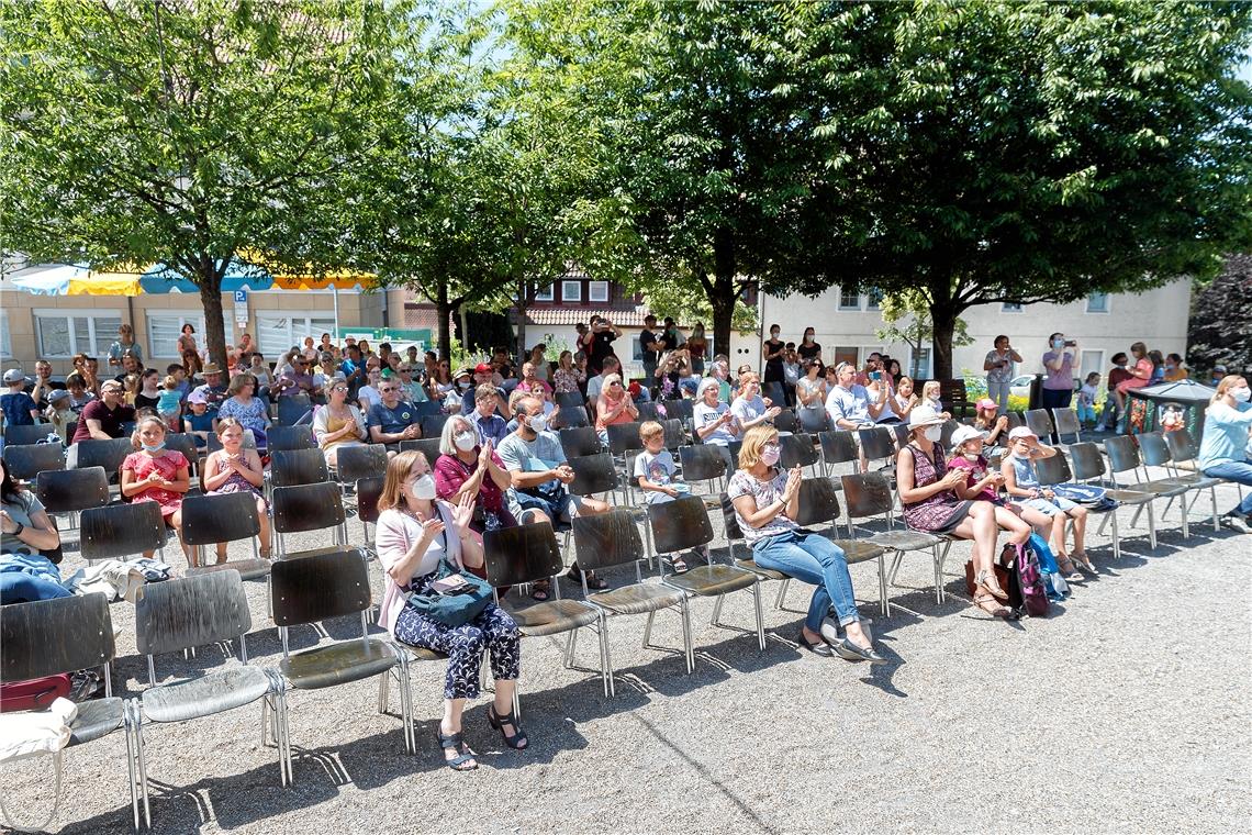 Zuschauer beim Tag der offenen Tür der    Jugendmusik- und Kunstschule Backnang ...