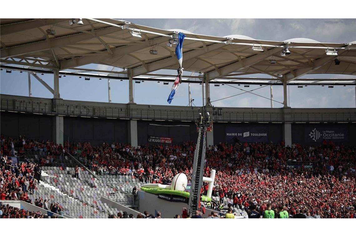 Fallschirmspringer bleibt an Stadiondach in Toulouse hängen