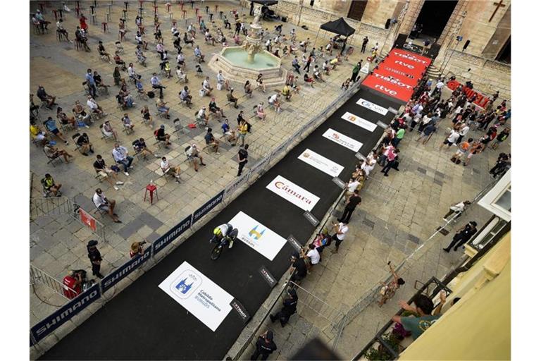 Zuschauer sitzen während der ersten Etappe der Vuelta neben der Strecke. Foto: Alvaro Barrientos/AP/dpa