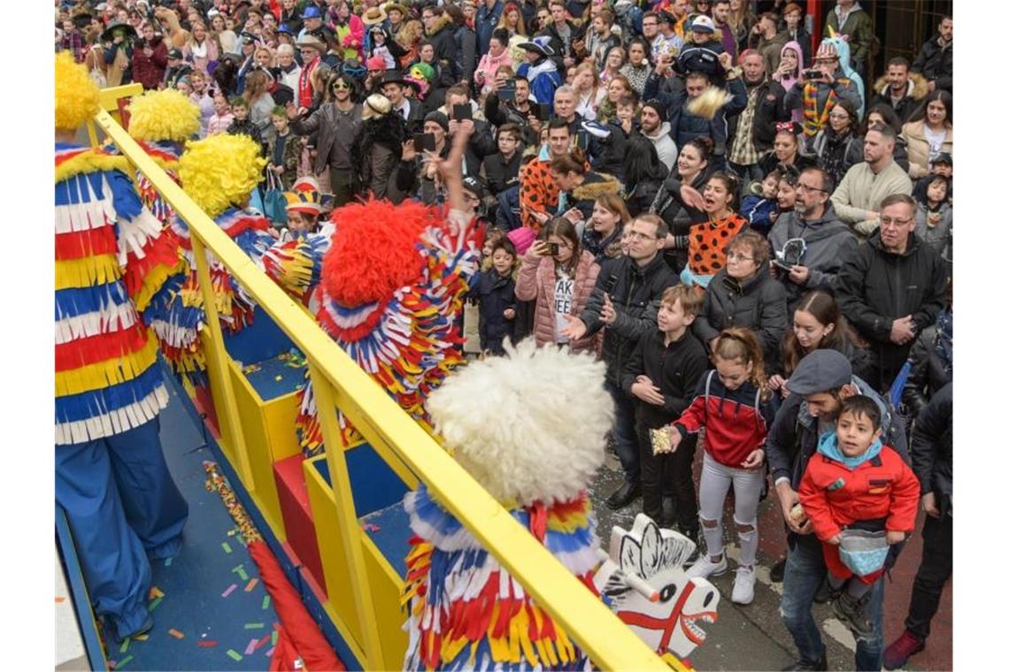 Narren bejubeln Umzug von Ludwigshafen und Mannheim Zuschauer stehen beim Fastnachtsumzug des Schwesterstädteam Mannheim und Ludwigshafen am Straßenrand. Foto: Rene Priebe/dpa/Archivbild
