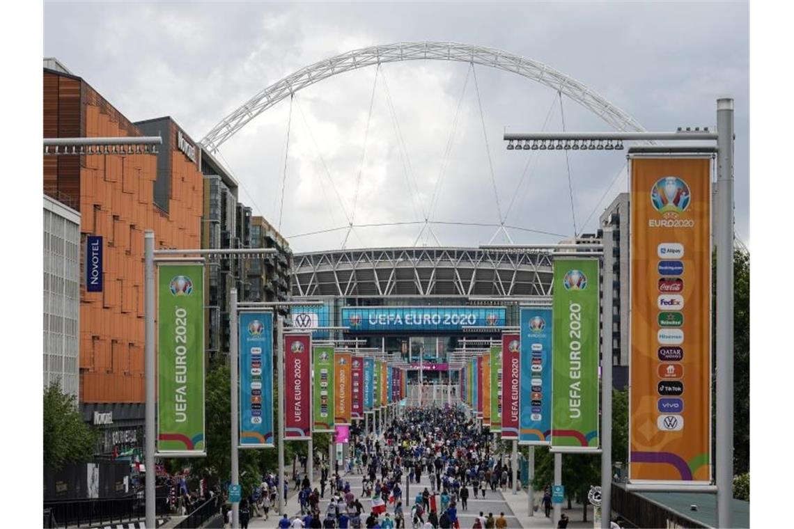 Zuschauer strömen in London ins Wembley Stadion. Foto: Alberto Pezzali/AP/dpa