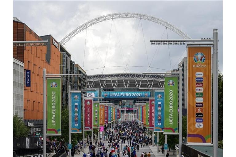 Zuschauer strömen in London ins Wembley Stadion. Foto: Alberto Pezzali/AP/dpa