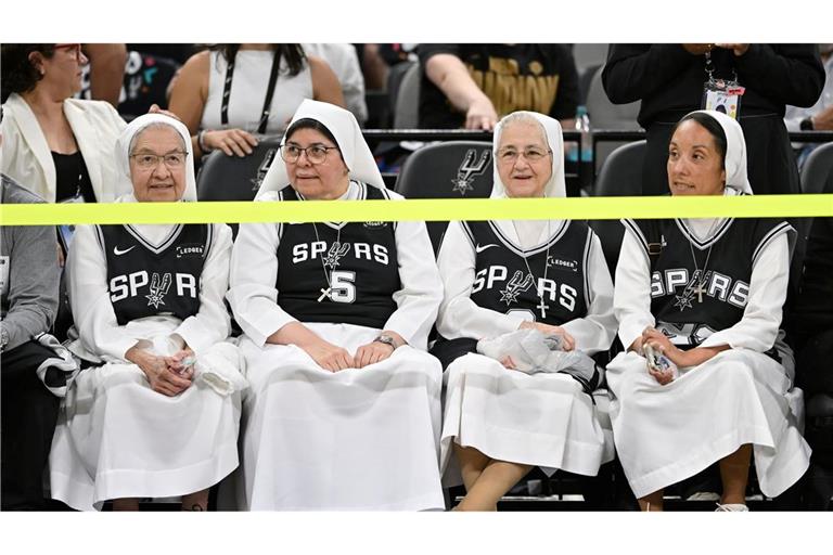 Zuschauer verfolgen ein NBA-Basketballspiel.