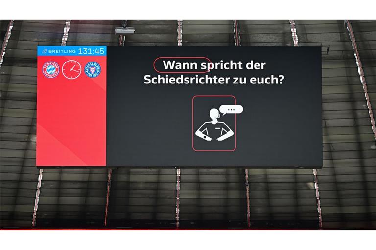 Zuschauer werden auf Anzeigentafel über das neue Pilotprojekt zum Videobeweis informiert (Archivfoto).