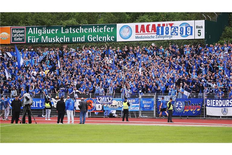 Zuschauermagnet Stuttgarter Kickers: Über 3000 Fans begleiteten die Blauen nach Homburg. F