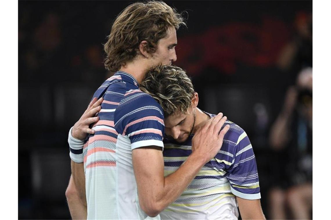 Thiem verteidigt Zverev: Wird behandelt wie Volksschulkind Zuspruch: Dominic Thiem (r) nimmt Alexander Zverev verbal in Schutz. Foto: Andy Brownbill/AP/dpa
