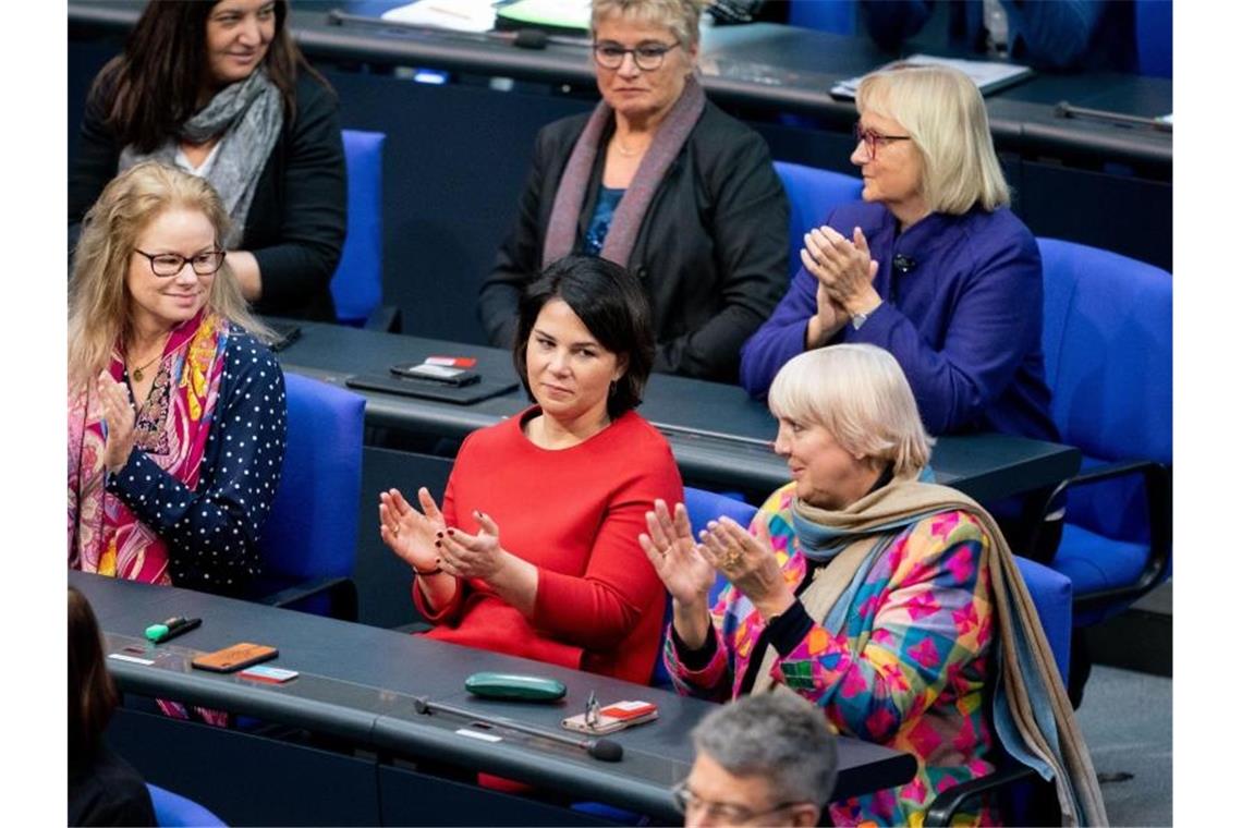 Zustimmung: Die Grünen-Fraktion mit Annalena Baerbock (M.) und Claudia Roth (r.) applaudieren nach der Abstimmung über neue Organspende-Regeln. Foto: Kay Nietfeld/dpa