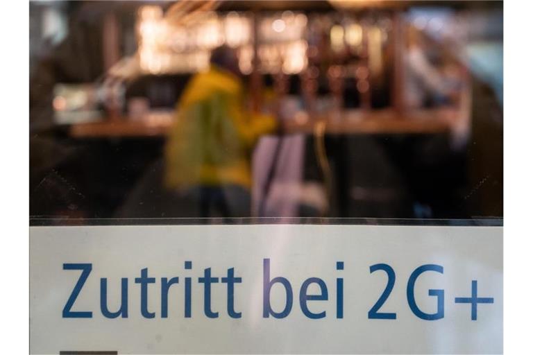 „Zutritt bei 2G+“ steht an der Tür einer Gaststätte (Symbolbild). Foto: Sebastian Gollnow/dpa