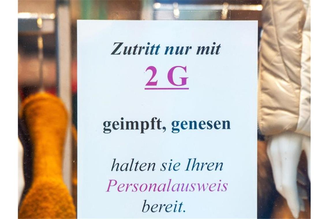 „Zutritt nur mit 2 G“ steht auf dem Schild am Eingang eines Bekleidungsgeschäfts. Foto: Stefan Sauer/dpa/Symbolbild