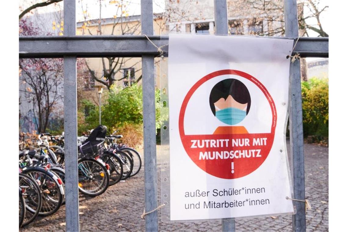 „Zutritt nur mit Mundschutz! außer Schüler*innen nund Mitarbeiter*innen“ steht am Eingang zu einer Waldorfschule in Berlin-Mitte. Foto: Annette Riedl/dpa