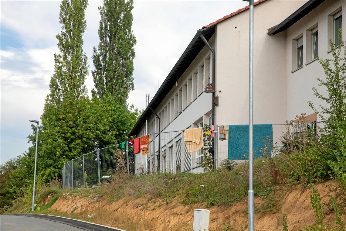 Flüchtlingsheim mit Bauzaun abgeriegelt