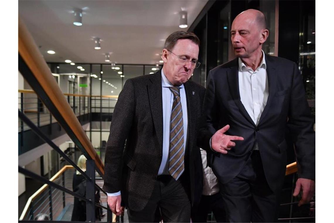 Tauziehen um Zeitpunkt für Neuwahlen in Thüringen Zuversicht sieht anders aus: Bodo Ramelow (l., Linke), Ex-Ministerpräsident von Thüringen, und der SPD-Landesvorsitzende Wolfgang Tiefensee auf dem Weg zu einem erneuten Treffen von Linke, SPD und Grünen und CDU. Foto: Martin Schutt/dpa-Zentralbild/dpa