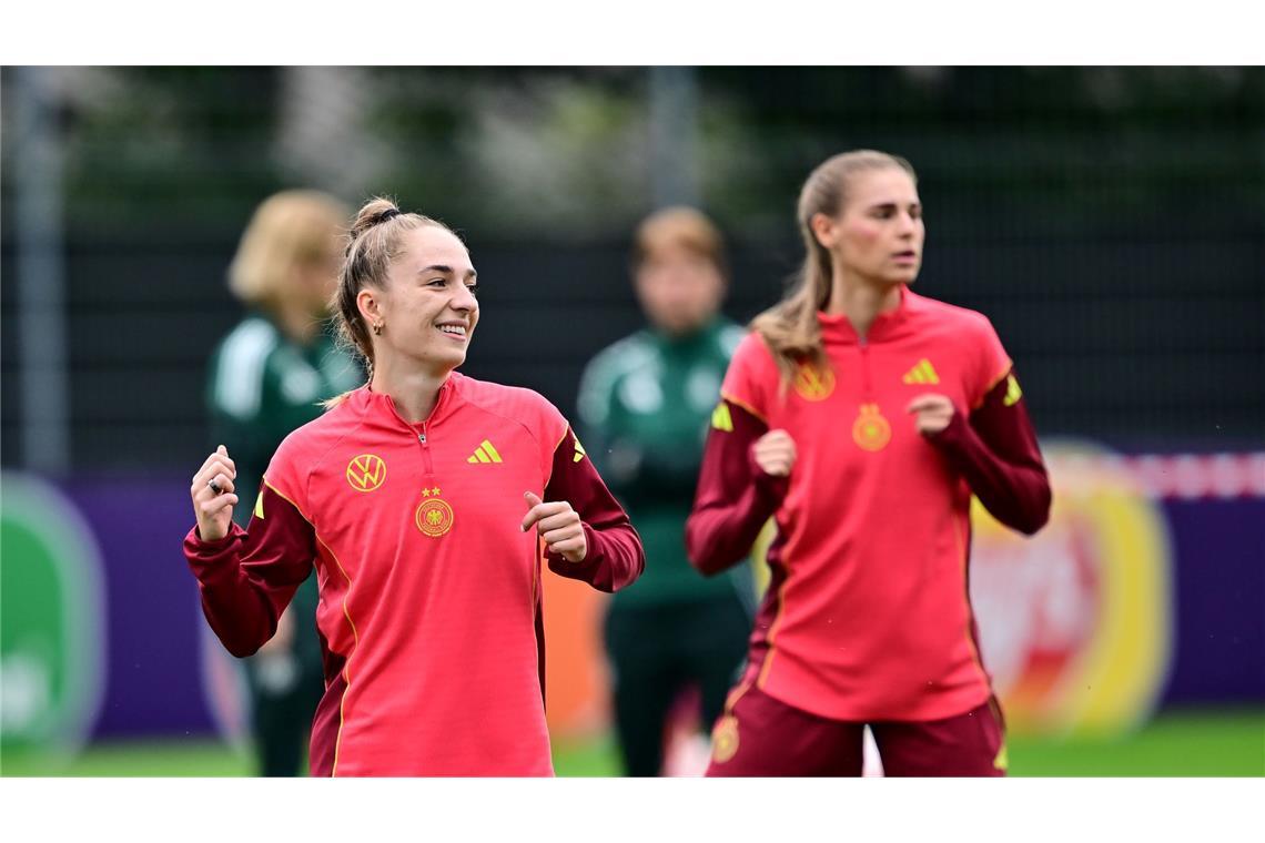 DFB-Team träumt vor Spanien-Kracher von "was ganz Großem" Zuversichtlich vor dem Halbfinale: Sophia Kleinherne (l.) und Jule Brand.