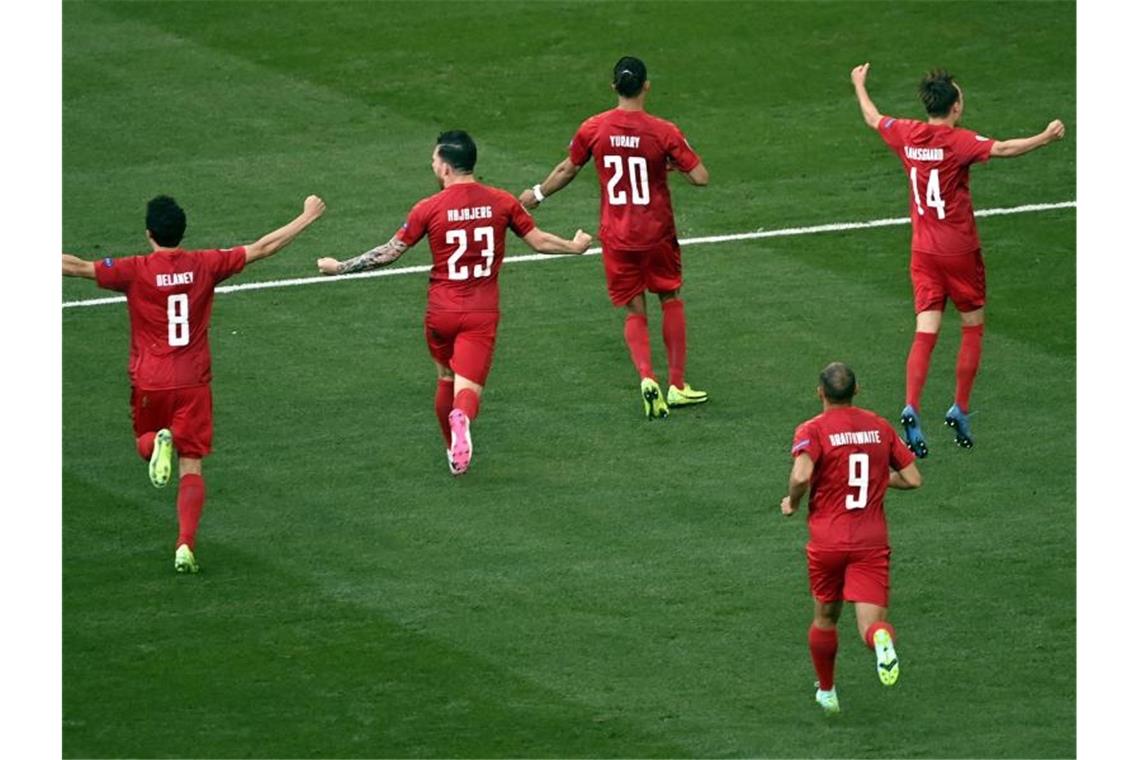 Zuvor jubeln Yussuf Poulsen (M) und seine dänischen Teamkollegen nach dem Tor zur frühen 1:0-Führung. Foto: Dirk Waem/BELGA/dpa