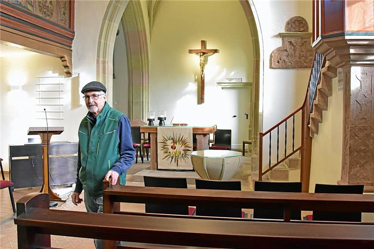 Zuvor sei es in der Laurentiuskirche recht beengt gewesen, sagt Kirchengemeinderat Martin Gärtner. Durch die Renovierungsarbeiten wurde mehr Raum geschaffen. Fotos: Tobias Sellmaier