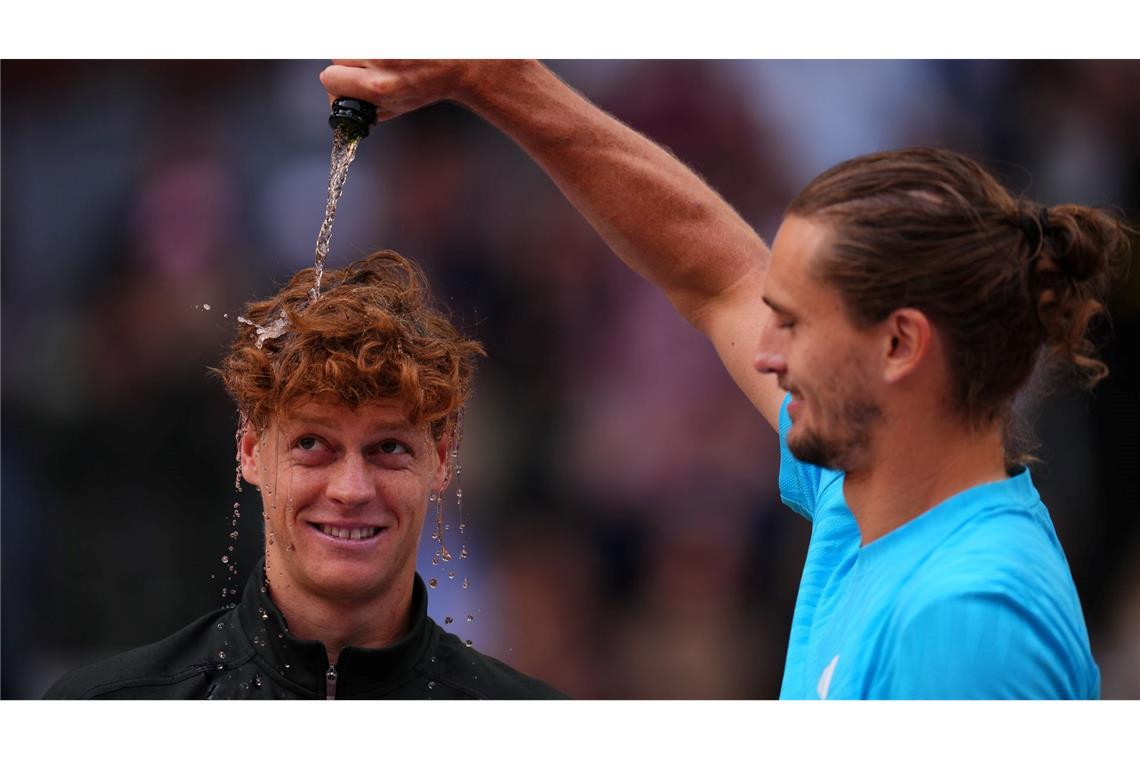 Zverev begießt Sinner mit Champagner.