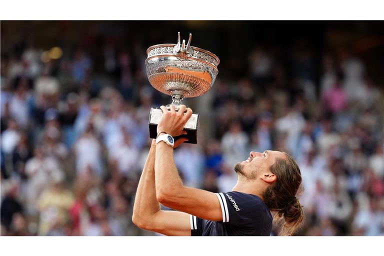 Zverev hat es geschafft – und hält den Pokal in den Händen.
