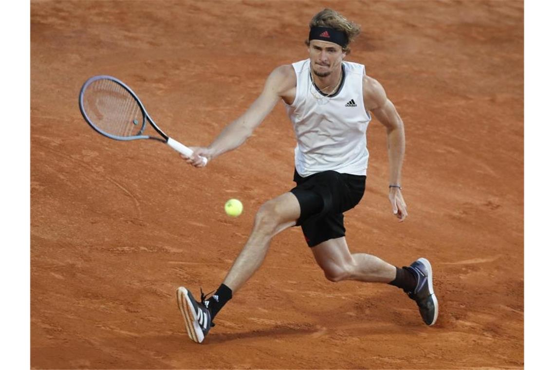 Zverev hat sich im Achtelfinale von Rom mit 4:6, 6:3, 6:4 gegen den Japaner Kei Nishikori durchgesetzt. Foto: Alessandra Tarantino/AP/dpa