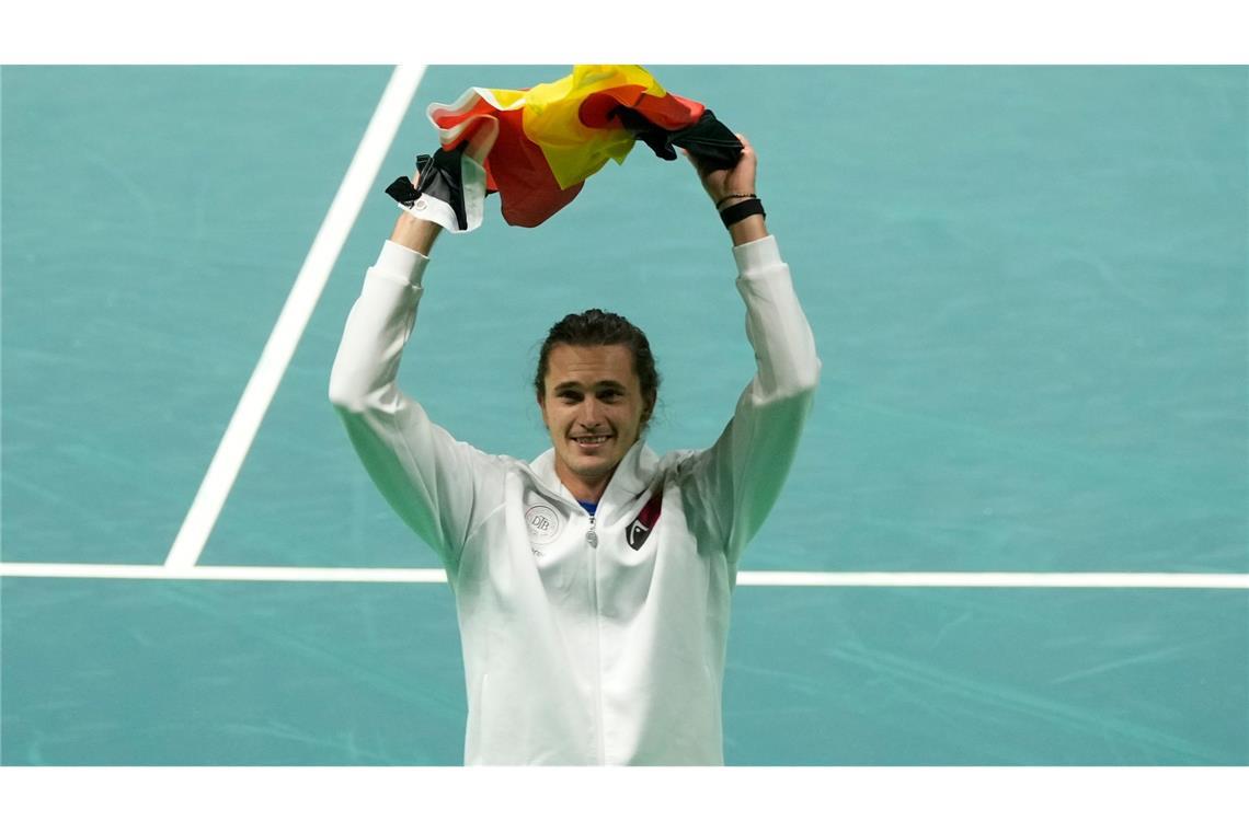 Zverev jubelte mit Deutschland-Fahne über den Viertelfinalsieg gegen Argentinien.